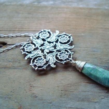 Silver Floral Filigree Necklace wit..
