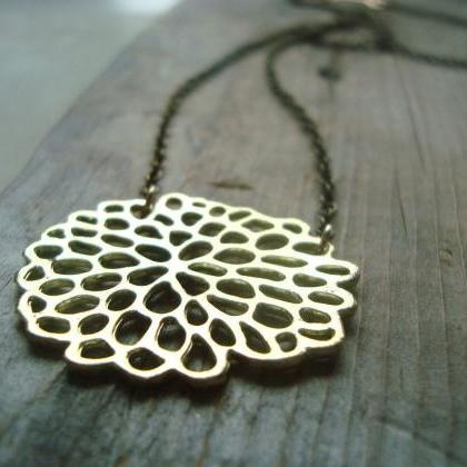 Gold Chrysanthemum Necklace Metalwo..